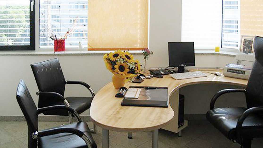 Bild Schreibtisch und Besprechungsraum der Praxis